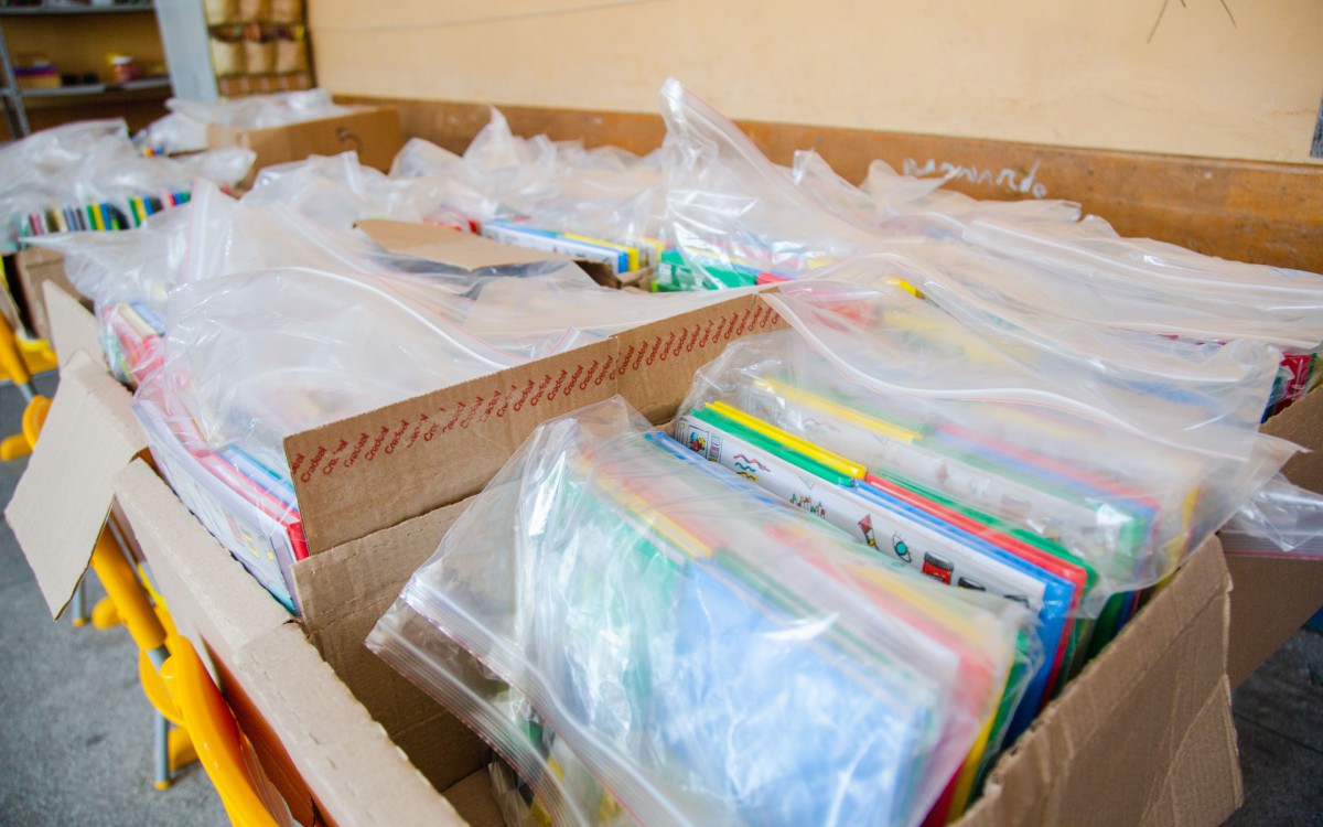 Unidades p&uacute;blicas municipais de Mesquita recebem kits escolares
