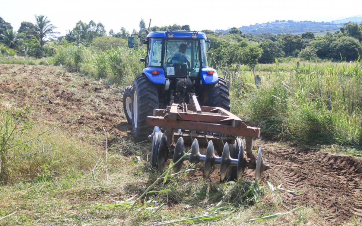 Maquin&aacute;rios realizam a limpeza de solo, abertura de valas de drenagem, escava&ccedil;&atilde;o de a&ccedil;ude.