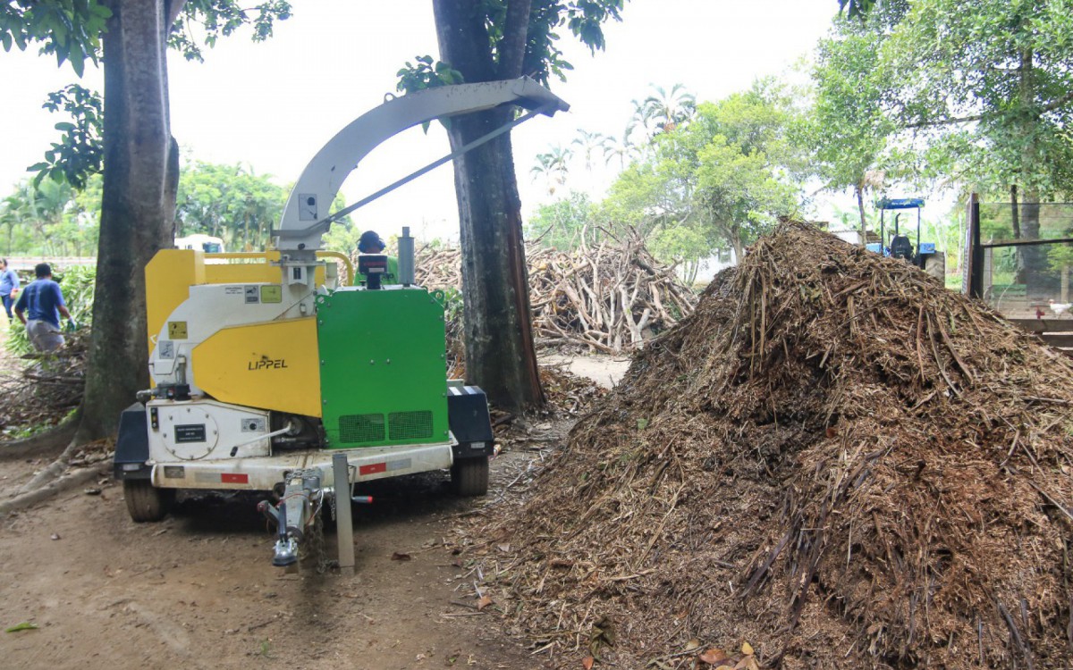 Maquin&aacute;rios realizam a limpeza de solo, abertura de valas de drenagem, escava&ccedil;&atilde;o de a&ccedil;ude.