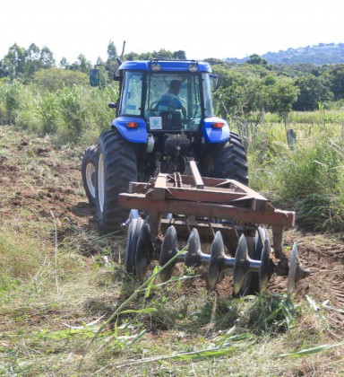 Maquin&aacute;rios realizam a limpeza de solo, abertura de valas de drenagem, escava&ccedil;&atilde;o de a&ccedil;ude. - Divulga&ccedil;&atilde;o