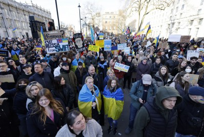 Milhares de pessoas protestam em várias cidades europeias em apoio à Ucrânia