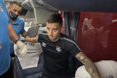 Ônibus do Grêmio é apedrejado por torcedores do Inter e jogador é levado para hospital