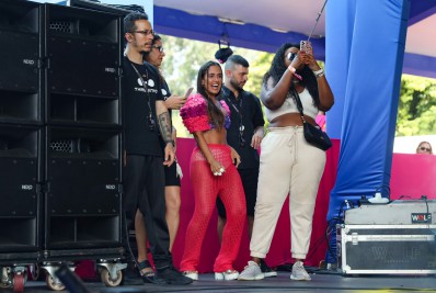 Carol Peixinho se diverte durante show de Thiaguinho em São Paulo