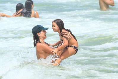 Deborah Secco e a filha se divertem em praia da Zona Oeste do Rio