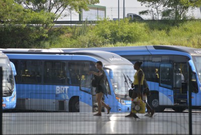 Motoristas do BRT realizam assembleia com sindicato para tentar revogar demissões por justa causa