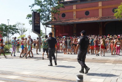 Apesar de proibição, pequenos blocos de rua são flagrados na Região Central do Rio