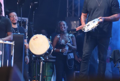 Após assumir namoro, Carol Peixinho curte show de Thiaguinho em cima do palco