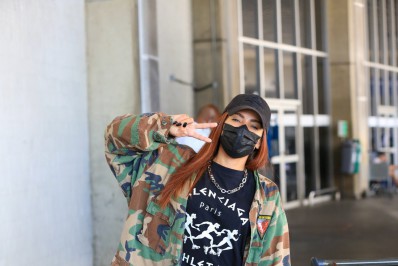 Anitta faz sucesso com fãs em aeroporto do Rio