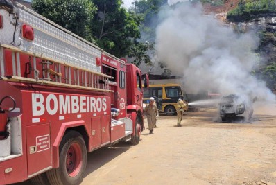 Kombi da prefeitura pega fogo e bombeiros são acionados