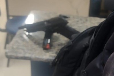 Bate-bola é preso com pistola em Madureira 