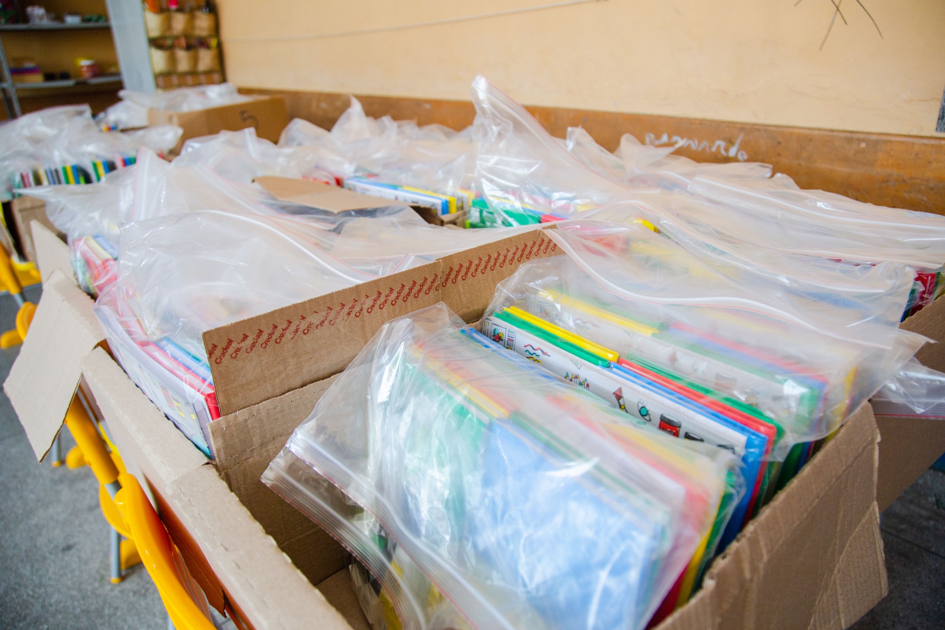 Unidades públicas municipais de Mesquita recebem kits escolares  - Bea Silva