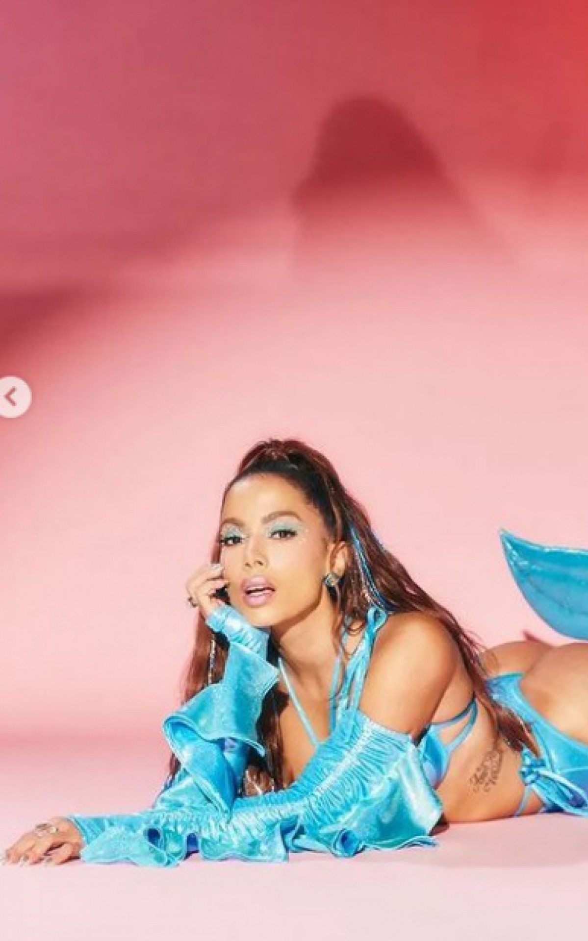 Anitta usa fantasia de 'sereia gamer'