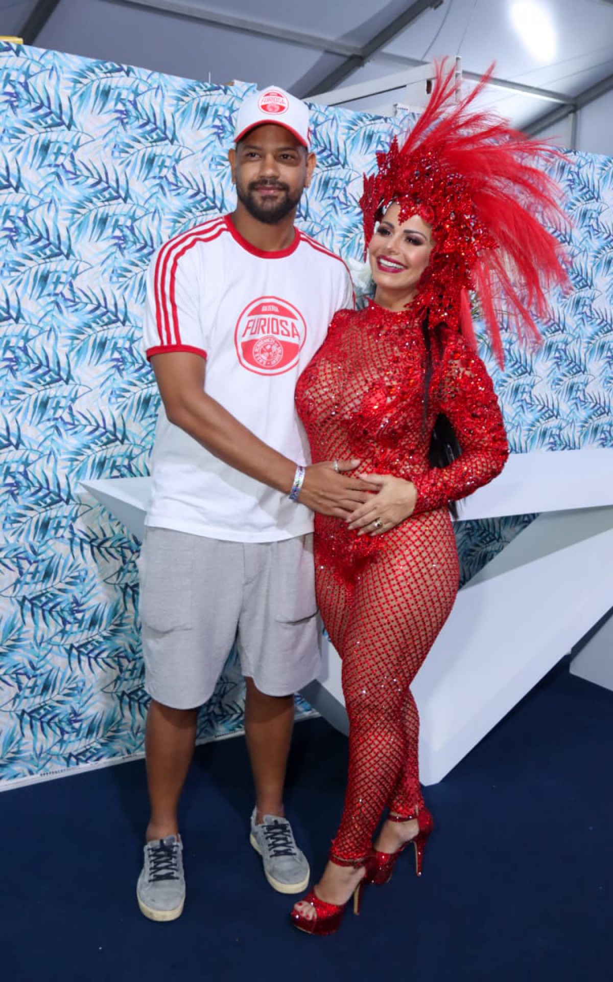 Viviane Ara&uacute;jo mostra todo seu samba no p&eacute; na abertura do Rio Carnaval 2022