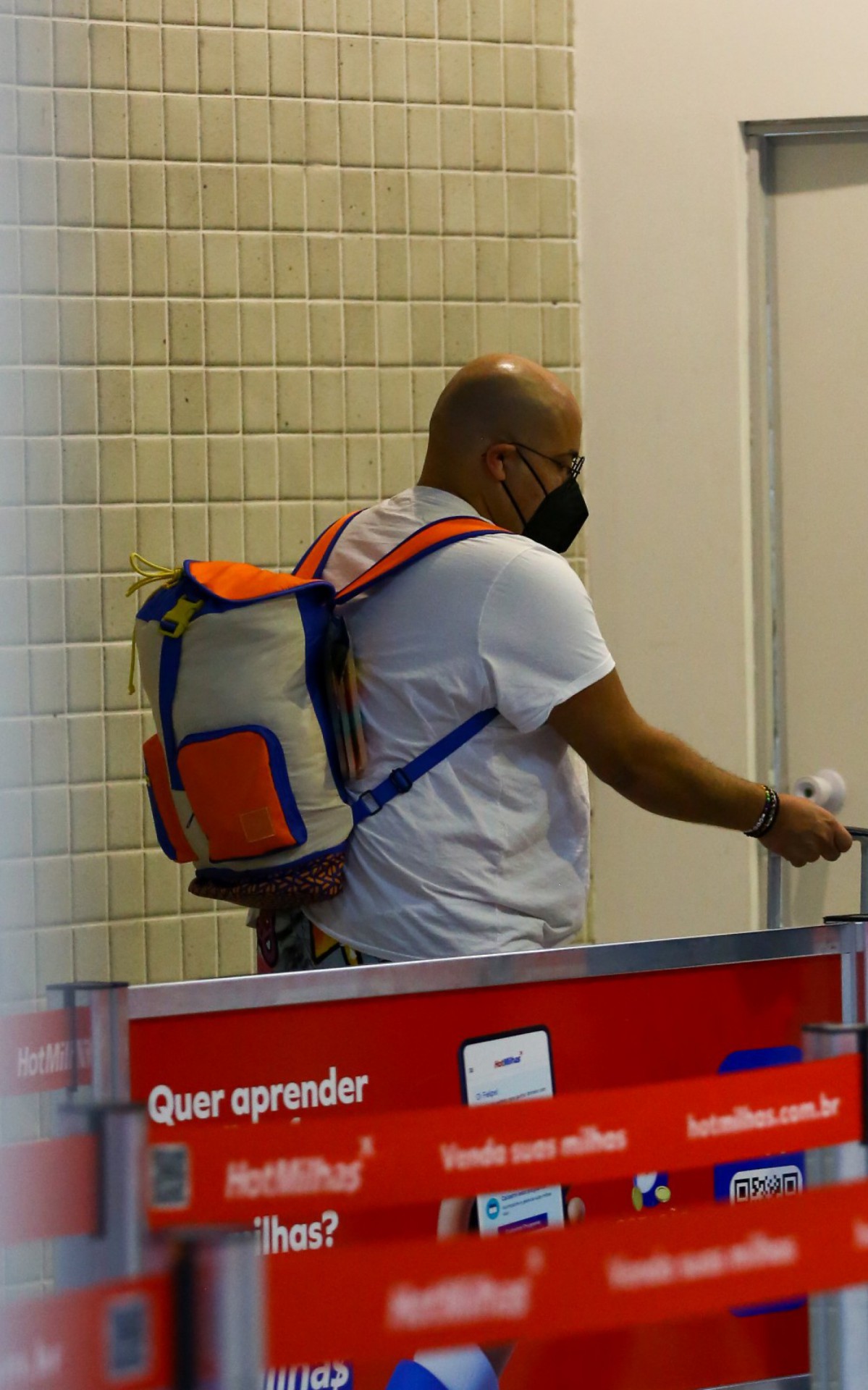Tiago Abravanel embarca no aeroporto Santos Dumont