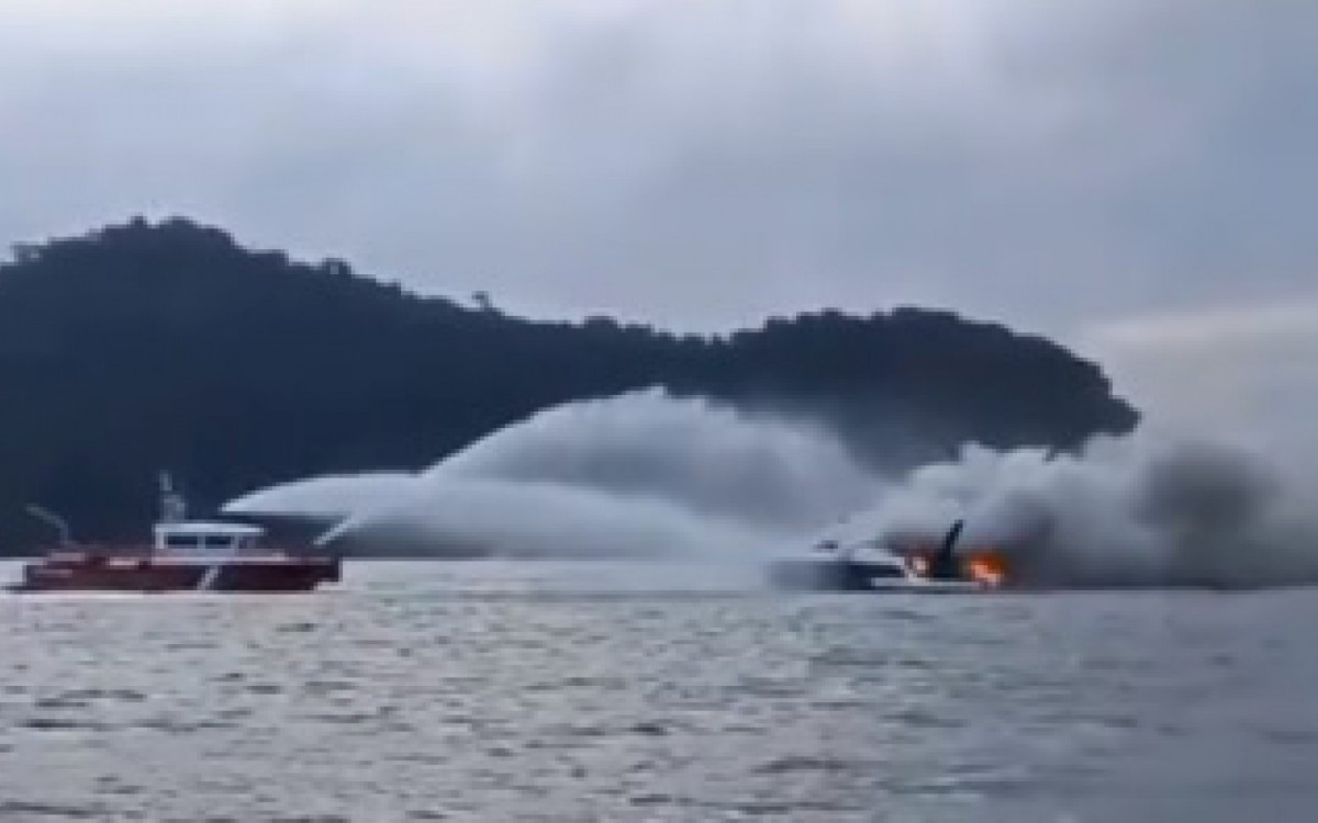 A lancha do Corpo de Bombeiros apaga o inc&ecirc;ndio no mar