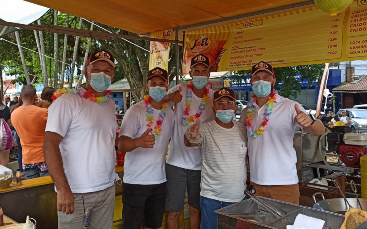 Na feira, &eacute; poss&iacute;vel comer um bom pastel com caldo de cana