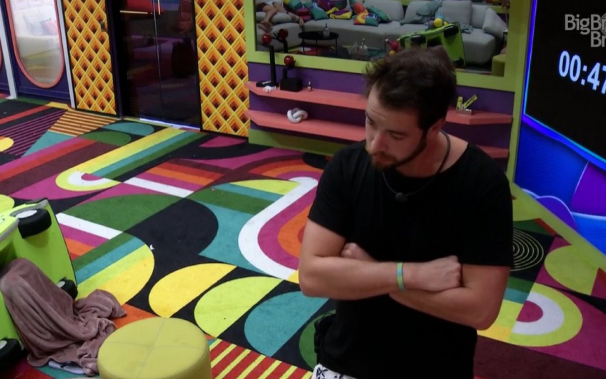 Gustavo, Eliezer e Vinicius reclamam de Larissa - reprodução da TV Globo