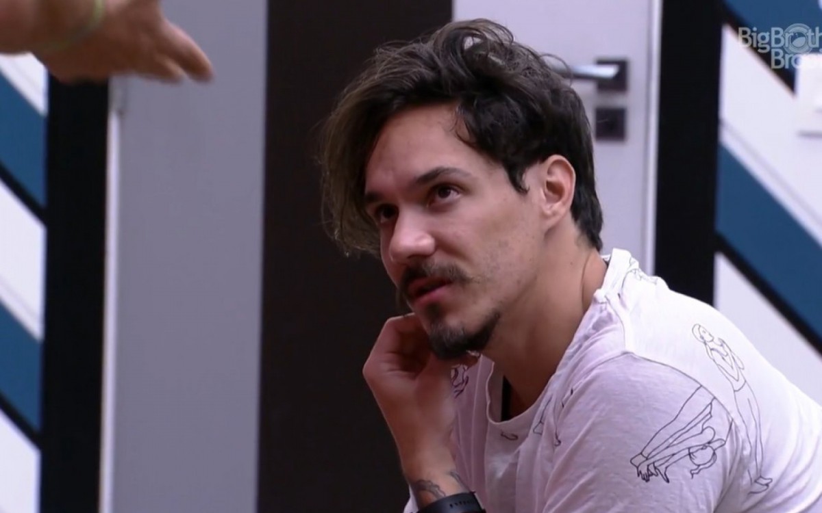 Gustavo, Eliezer e Vinicius reclamam de Larissa - reprodução da TV Globo