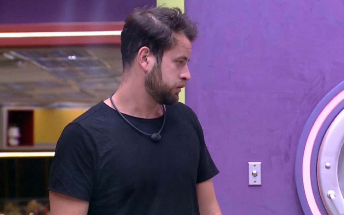 Gustavo, Eliezer e Vinicius reclamam de Larissa - reprodução da TV Globo