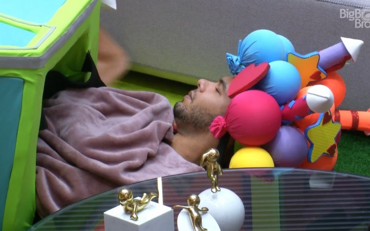 Gustavo, Eliezer e Vinicius reclamam de Larissa - reprodução da TV Globo