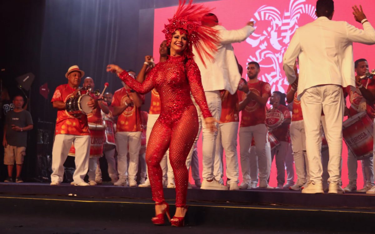 Viviane Ara&uacute;jo mostra todo seu samba no p&eacute; na abertura do Rio Carnaval 2022