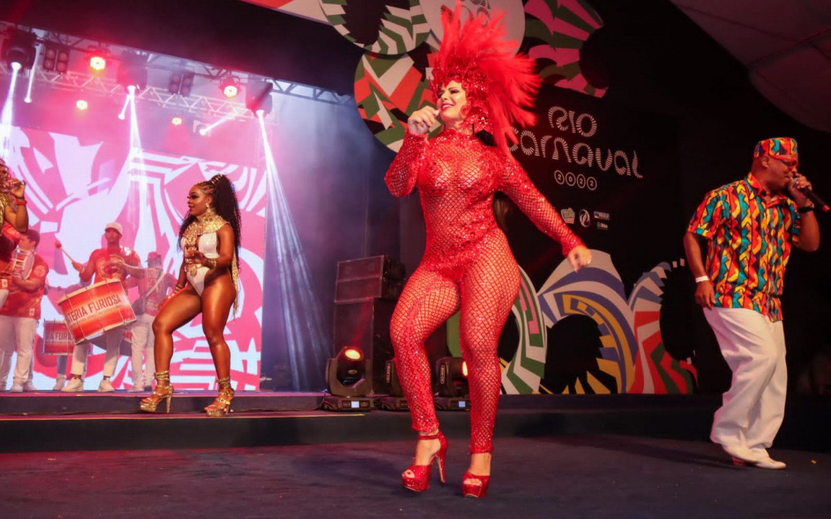 Viviane Ara&uacute;jo mostra todo seu samba no p&eacute; na abertura do Rio Carnaval 2022