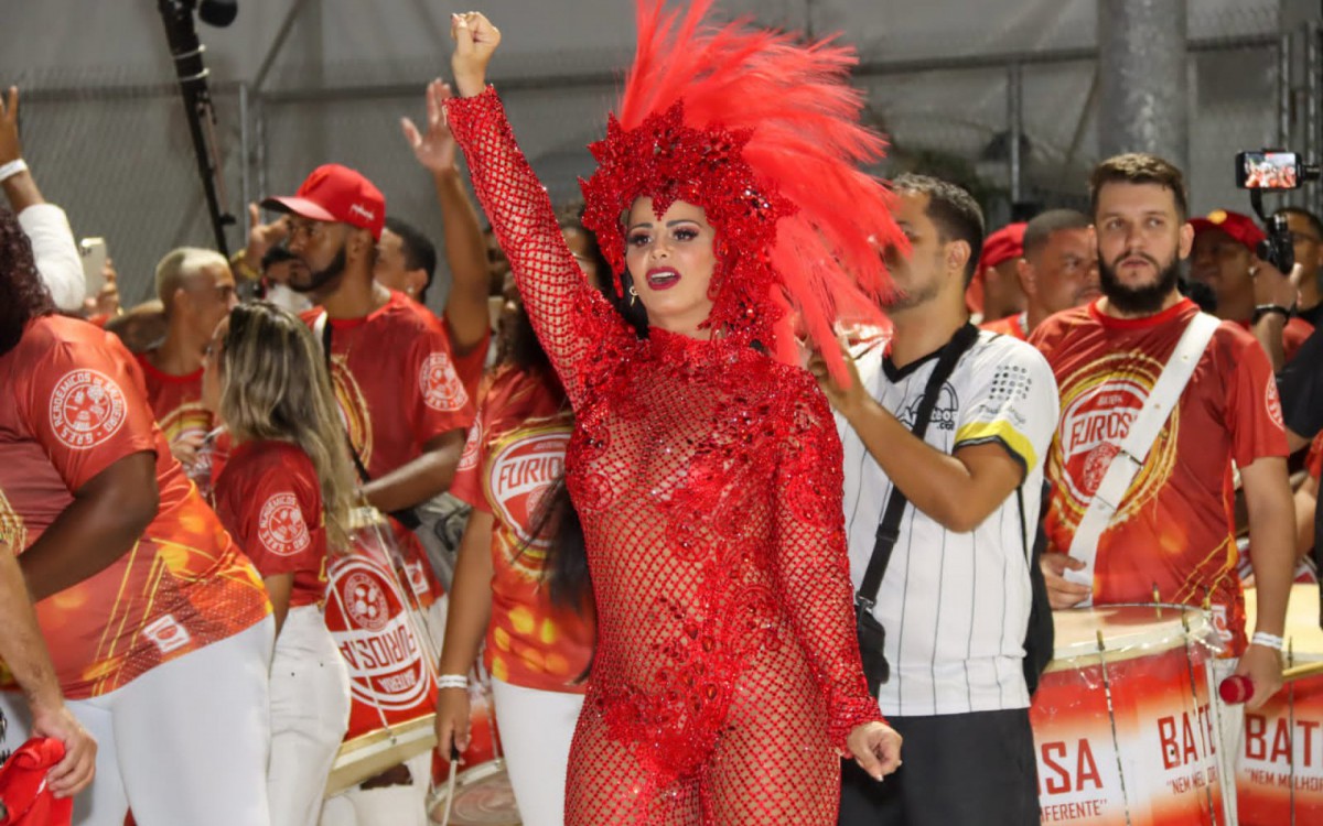 Viviane Ara&uacute;jo mostra todo seu samba no p&eacute; na abertura do Rio Carnaval 2022