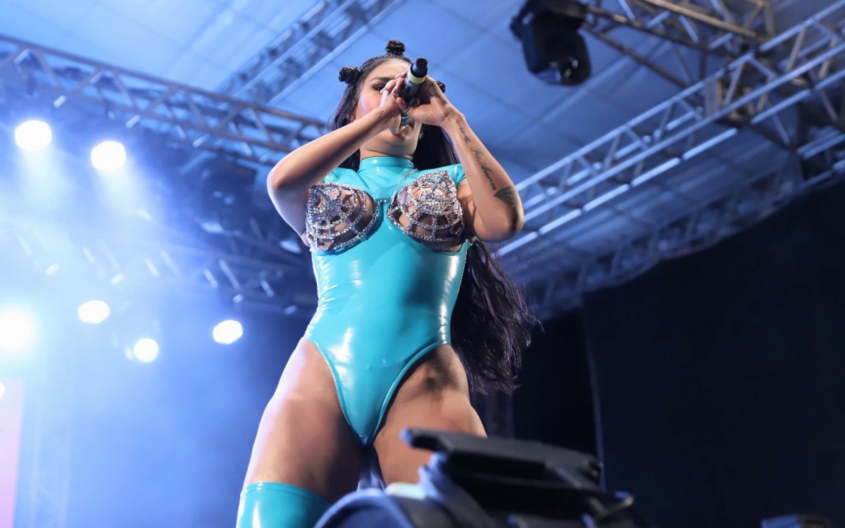 Flay se apresenta no Bloco da Pocah