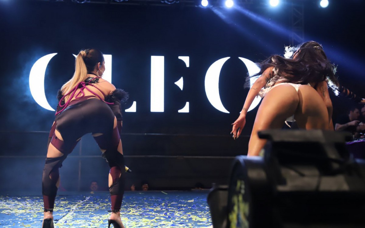 Cleo se apresenta no Bloco da Pocah