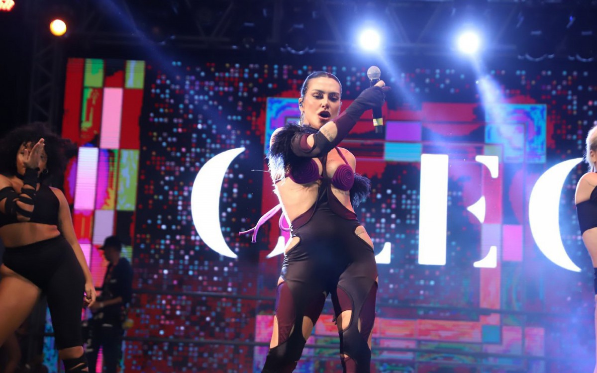 Cleo se apresenta no Bloco da Pocah