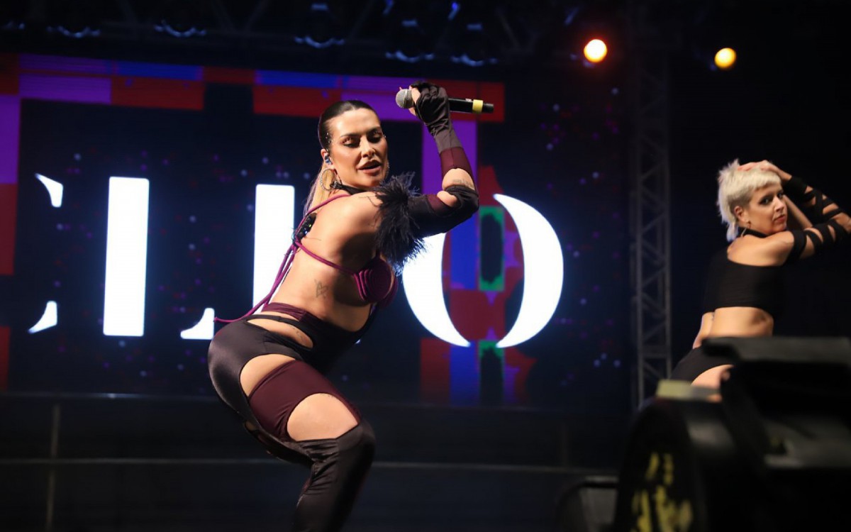 Cleo se apresenta no Bloco da Pocah