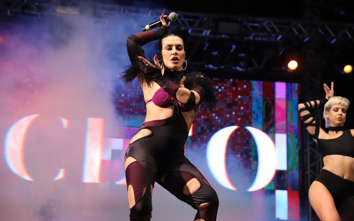 Cleo se apresenta no Bloco da Pocah