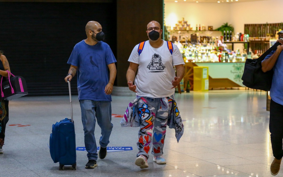 Tiago Abravanel embarca no aeroporto Santos Dumont