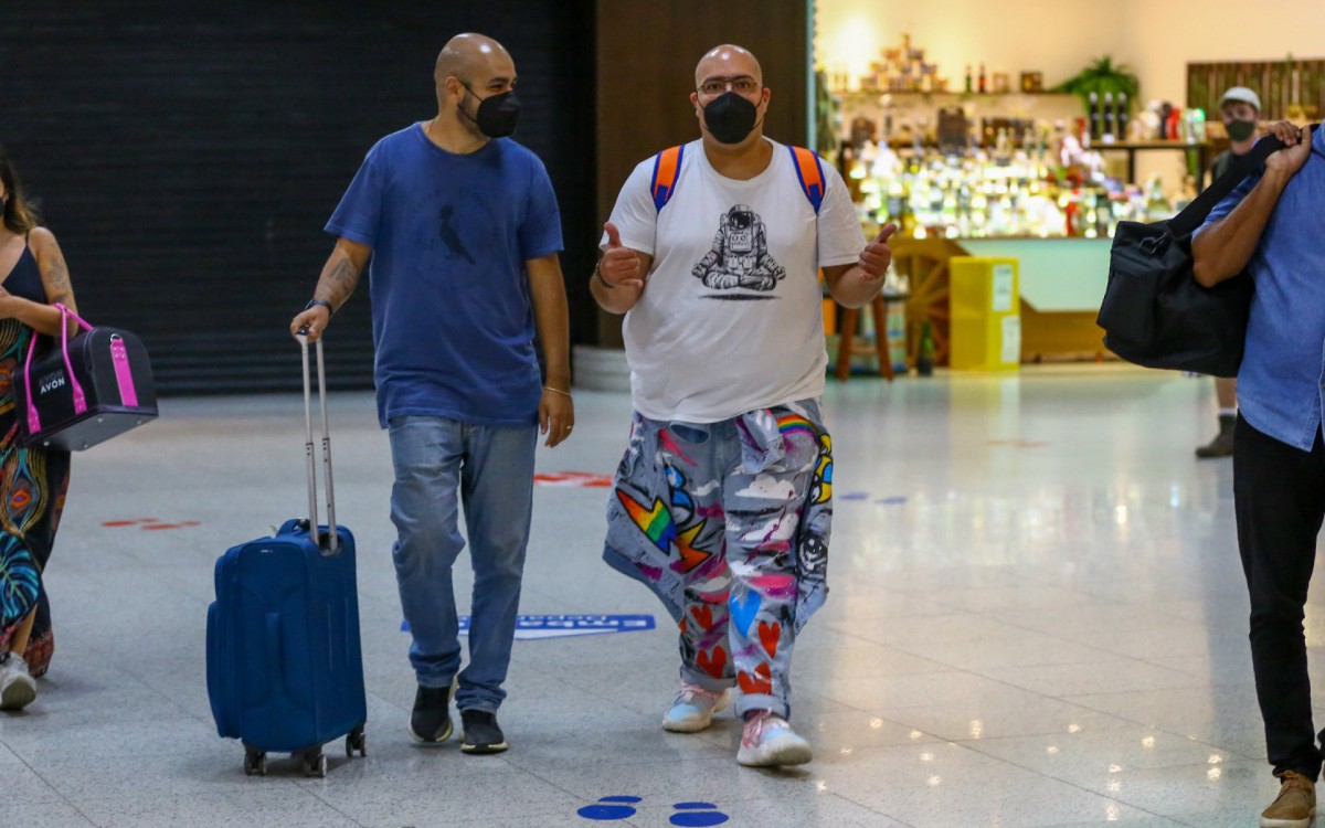 Tiago Abravanel embarca no aeroporto Santos Dumont
