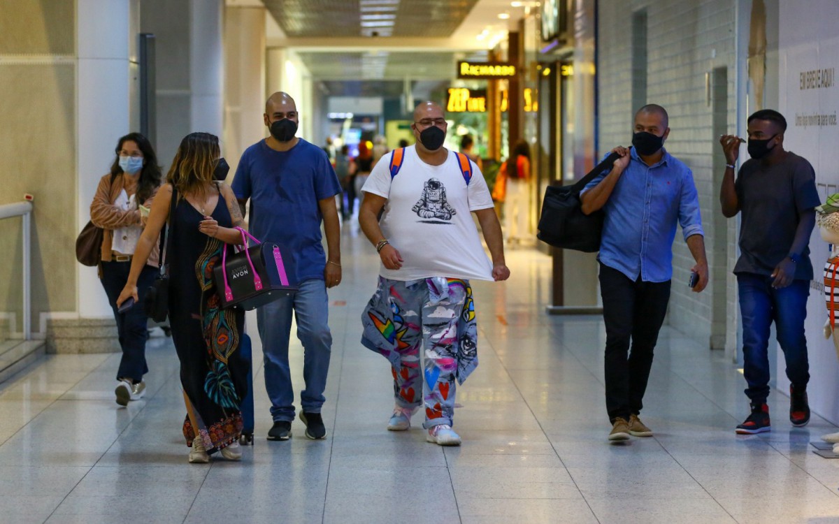 Tiago Abravanel embarca no aeroporto Santos Dumont