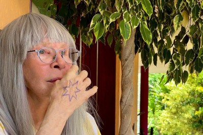 Em tratamento contra o câncer, Rita Lee surge em clique raro: 'Força na peruca'