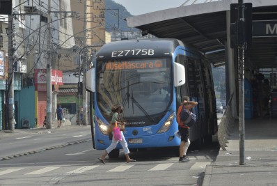 Motociclista é atropelado por BRT em Praça Seca nesta tarde de sexta