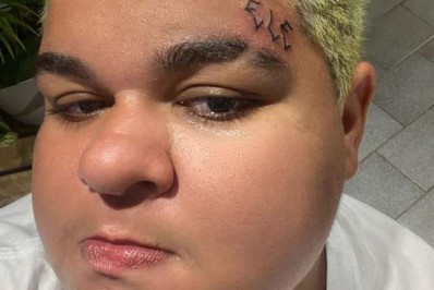 Inspirado em Linn da Quebrada, jovem de 25 anos tatua o pronome 'ele' na testa