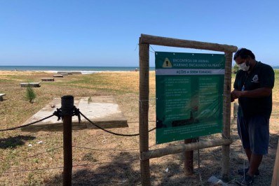 Placas informam proibição do uso de equipamentos sonoros nas praias de Tamoios