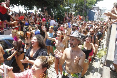 Blocos de rua são formados na Zona Portuária do Rio pelo segundo dia de Carnaval