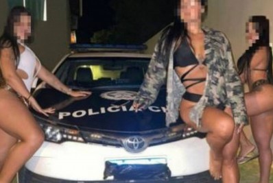Polícia investiga a foto de três mulheres de biquíni posando em uma viatura da corporação
