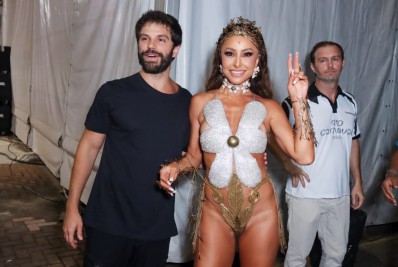 Após rumores de separação, Sabrina Sato beija Duda Nagle nos bastidores do Rio Carnaval