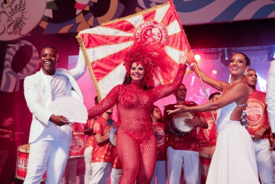 Grávida, Viviane Araújo samba muito no evento Rio Carnaval 2022