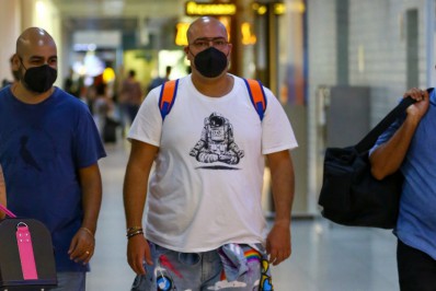 Após desistir do 'BBB 22', Tiago Abravanel embarca em aeroporto do Rio