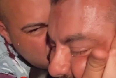 Tiago Abravanel e o marido se reencontram após ator desistir do 'BBB 22': 'Não vou te largar nunca mais'