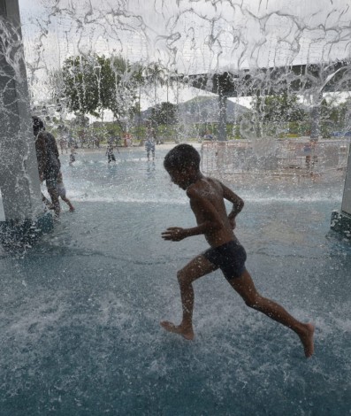 Cariocas curtem as águas do Parque Madureira neste domingo de Carnaval com a família - Fabio Costa/Agência O Dia
