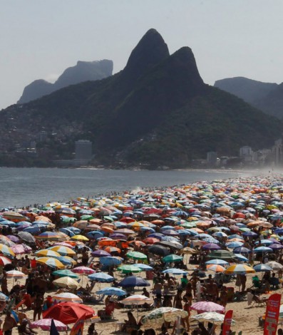Banhistas lotam a praia de Ipanema neste domingo de carnaval  - Reginaldo Pimenta /Ag&ecirc;ncia O Dia