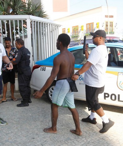 Polícia Militar prende jovem suspeito de roubar cordão e celular na praia de Ipanema, na Zona Sul do Rio - Reginaldo Pimenta/ Agência O Dia