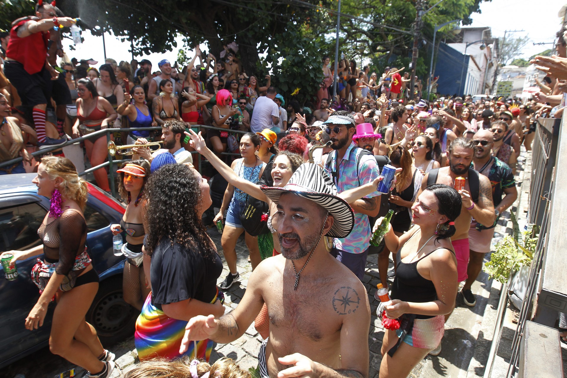 A proibi&ccedil;&atilde;o dos blocos pela prefeitura n&atilde;o impediu cariocas de pularem o Carnaval no Morro da Concei&ccedil;&atilde;o, no Centro do Rio - Reginaldo Pimenta 