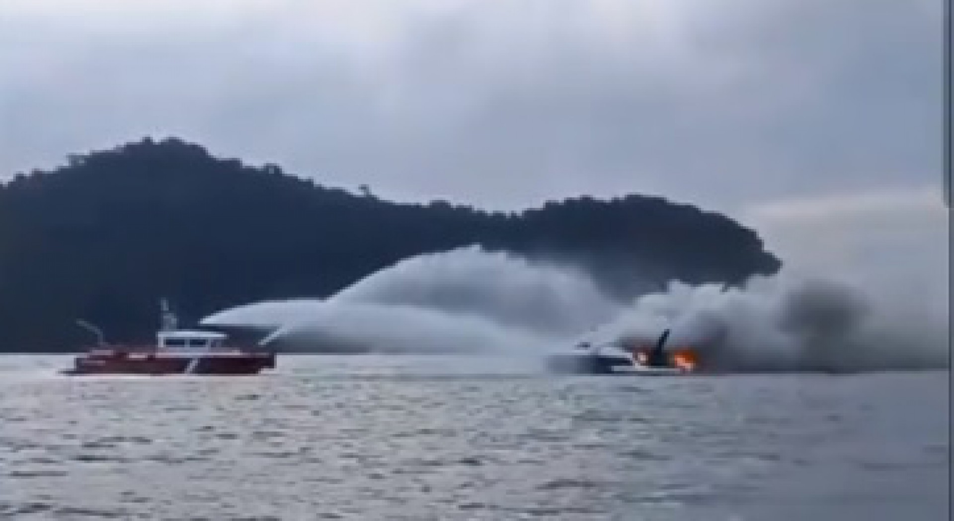 A lancha do Corpo de Bombeiros apaga o incêndio no mar - Foto: Redes sociais